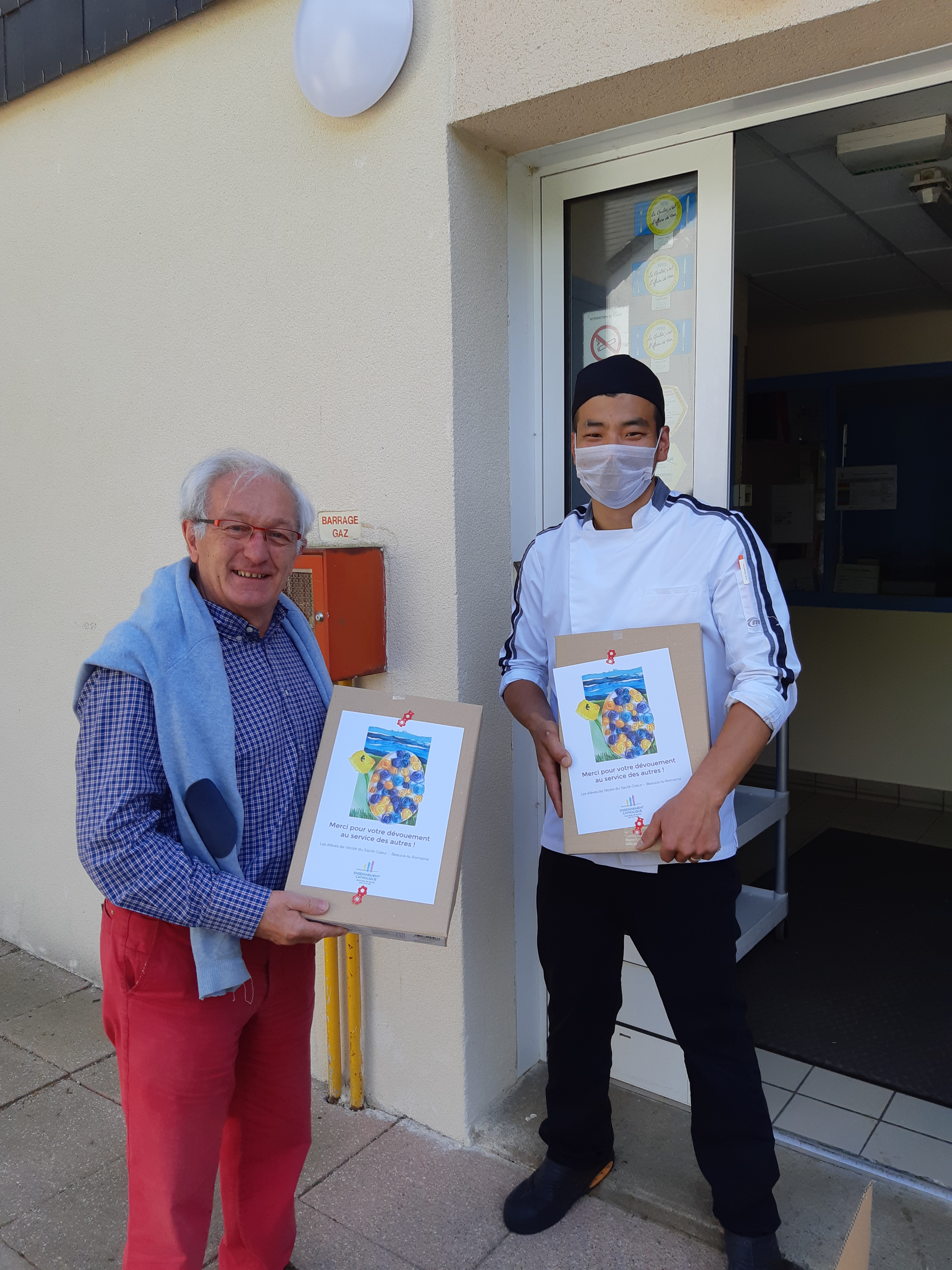 M Bellanger remets des boites de chocolats